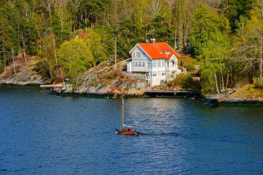 Yelken yat ünlü beyaz Art Nouveau önünde devam geçer 