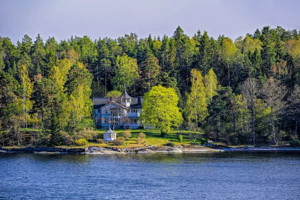 Pintoresco paisaje costero de primavera del archipiélago de Estocolmo wi — Foto de Stock