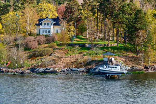 Pintoresco paisaje costero de primavera del archipiélago de Estocolmo wi — Foto de Stock