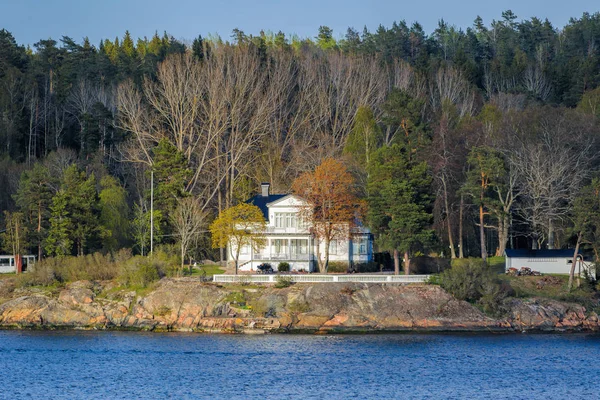 Malebná jarní pobřežní krajina na Stockholmské souostroví Wi — Stock fotografie