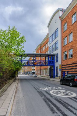 Hız sınırı 30 yol işareti ve skola (okul) Stockholm'de bir yolda işareti.