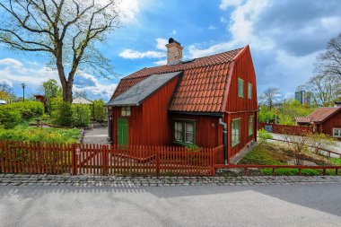 Tipik İsveç ahşap ev Stokholm Vita Bergen (White Hill) de kültürel koruma geleneksel falun kırmızı boyalı.