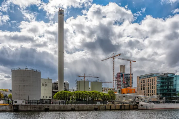 Equipamento de alta chaminé e geração de calor de Hammarbyverket, usina de aquecimento em Martensdal em Sodra Hammarbyhamnen em Estocolmo no dia ensolarado da primavera . — Fotografia de Stock