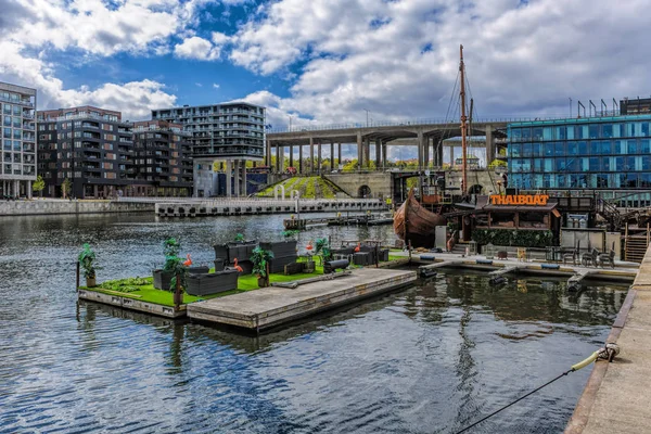 Úszó thai étterem Thaiboat IH formája szüreti viking hajó saját mesterséges mini strand egy tutajon a Hammarby csatornán. Sodermalm, Stockholm, Svédország. — Stock Fotó