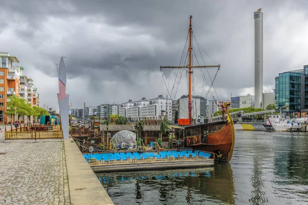 Úszó thai étterem Thaiboat IH formája szüreti viking hajó saját mesterséges mini strand egy tutajon a Hammarby csatornán. Sodermalm, Stockholm, Svédország. — Stock Fotó
