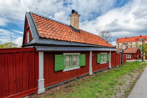 Typiskt svenskt trähus målat i traditionell Falun röd i kulturreservat vid Vita bergen (vita kullen) i Stockholm. — Stockfoto