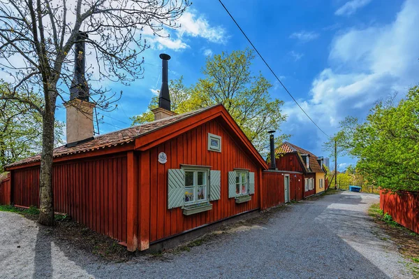 Typiskt svenskt trähus målat i traditionell Falun röd i kulturreservat vid Vita bergen (vita kullen) i Stockholm. — Stockfoto