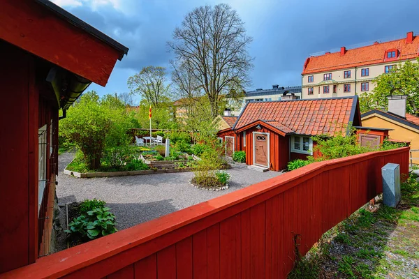 Typiskt svenskt trähus målat i traditionell Falun röd i kulturreservat vid Vita bergen (vita kullen) i Stockholm. — Stockfoto