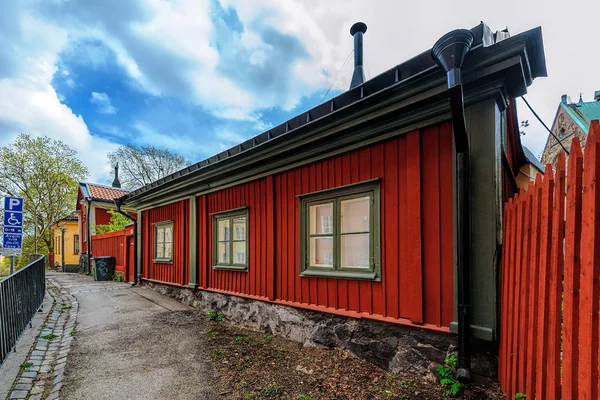 Typiskt svenskt trähus målat i traditionell Falun röd i kulturreservat vid Vita bergen (vita kullen) i Stockholm. — Stockfoto