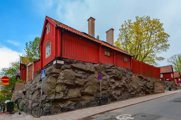 Typiskt svenskt trähus målat i traditionell Falun röd på Skeppargrand i ett historiskt bostadsområde på Asoberget. Stockholm, Sverige. — Stockfoto