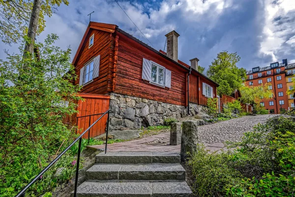 Typiskt svenskt trähus målat i traditionell Falun röd på Skeppargrand i ett historiskt bostadsområde på Asoberget. Stockholm, Sverige. — Stockfoto