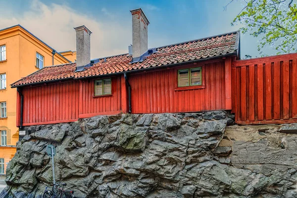 Typiskt svenskt trähus målat i traditionell Falun röd på Skeppargrand i ett historiskt bostadsområde på Asoberget. Stockholm, Sverige. — Stockfoto