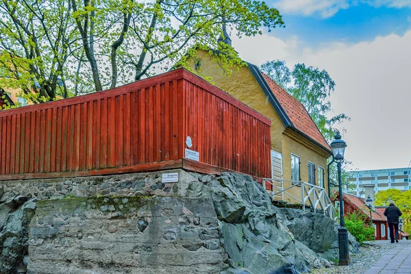 Typiskt svenskt trähus målat i traditionell Falun röd på Skeppargrand i ett historiskt bostadsområde på Asoberget. Stockholm, Sverige. — Stockfoto