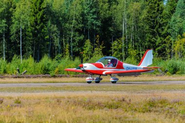 İki koltuklu tek motorlu pistonlu özel hafif spor uçak Evektor-Aerotechnik Ev97 Eurostar Oh-U556 Karhula havacılık müzesi airshow iniş. Kotka, Finlandiya.