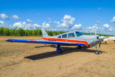 Dört koltuklu ışık all-metal tek motorlu piston lu uçak Piper Pa-28r-201 Cherokee Arrow Iii Oh-Pea Karhula havacılık müzesi airshow. Kotka, Finlandiya.