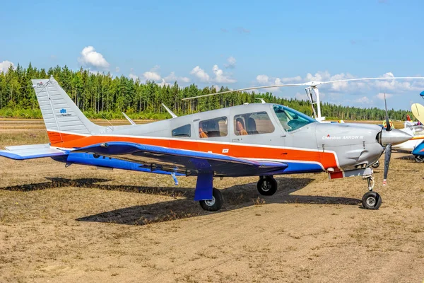 Четырёхместный лёгкий одномоторный поршневой самолёт Piper PA-28R-201 Cherokee Arrow III OH-PEA на авиасалоне авиационного музея Кархула. Котка, Финляндия . — стоковое фото