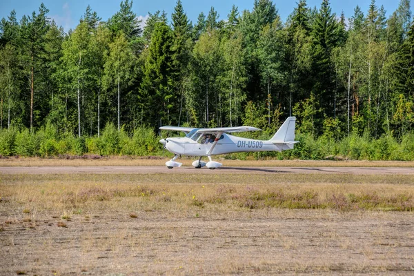 Avion ultra-léger monomoteur de conception allemande B & F Technik FK — Photo