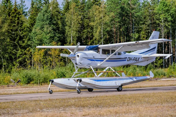 Одномоторный поршневой самолет с фиксированным шасси Cessna T206H Turbo Stationair OH-PAX amphio плавает на колесах на авиасалоне авиационного музея Кархула. Котка, Финляндия . — стоковое фото