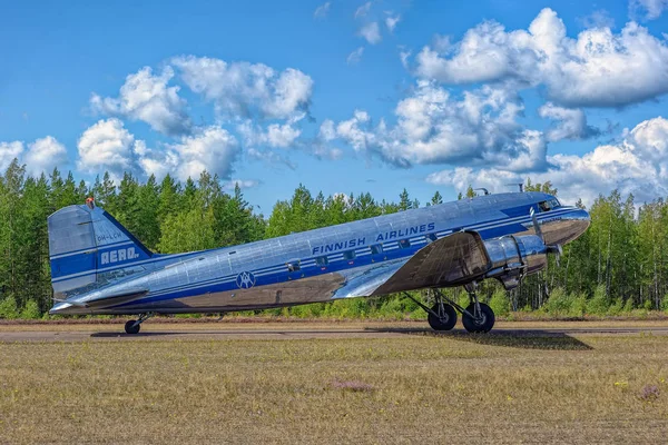 Avion de transport court-courrier avec deux moteurs à piston Douglas DC — Photo