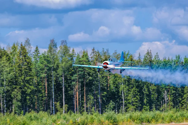 Двомісна одномоторний поршневих-як-52 первинна пілотажна авіація літак Oh-Yac виконує вищий пілотаж в Карахулі авіації музей авіашоу. Котка, Фінляндія. — стокове фото