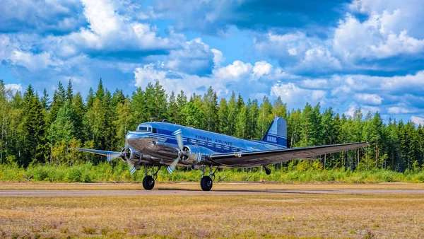 Avion de transport court-courrier avec deux moteurs à piston Douglas DC — Photo