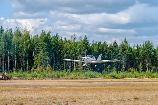 双座单引擎活塞动力超轻型低翼单翼单翼Tl超轻Tl-96星Oh-U411从卡胡拉航空博物馆航展起飞。芬兰 科特卡. — 图库照片