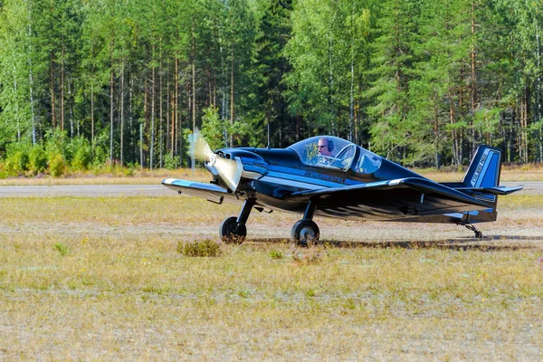 Amateurbau einmotorigen kolbenbetriebenen kleinen Sportflugzeug brugger mb-2 colibri oh-xhm Landung auf dem Karhula Luftfahrtmuseum Airshow. kotka, Finnland. — Stockfoto