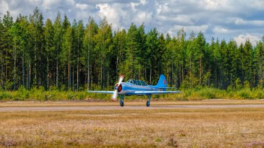 İki koltuklu tek motorlu pistonlu Yakovlev Yak-52 birincil a
