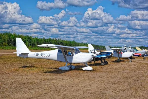 Rząd różnorodnych jednosilnikowych tłokowych samolotów ultralekkich samolotami wyświetlane na Karhula lotnictwa Muzeum Airshow. Kotka, Finlandia. — Zdjęcie stockowe