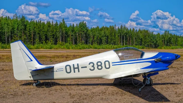 单座特技飞行马达滑翔机傅尼尔·Rf4d的侧视图 — 图库照片