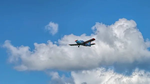 4人乗りのシングルエンジンライト短い離陸と着陸モノプラ — ストック写真