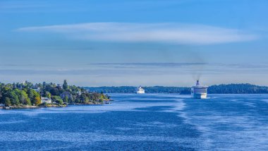 Stockholm 'den geçen iki Tallink feribotu.