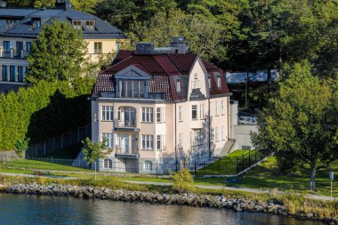 Güney Curgarden, Blockhusudden 'da Villa Ekudden' in yanındaki Villa Sjvillan, sonbahar güneşli akşamında..