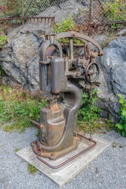 Mekanik işlerde eski ve paslı demirci pnömatik çekiç