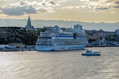 Sfenks sınıfı yolcu gemisi Aidamar (2012), sonbahar günü Sodermalm adasındaki iskelede Aida Cruises tarafından işletilmektedir..