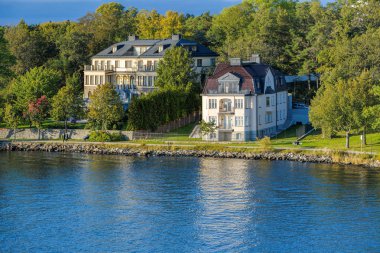 Güney Curgarden, Blockhusudden 'da Villa Ekudden' in yanındaki Villa Sjvillan, sonbahar güneşli akşamında..