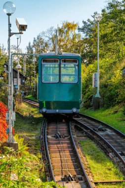 Parktaki Funicular Demiryolu Açık Hava Müzesi Skansen, güneşli bir havada