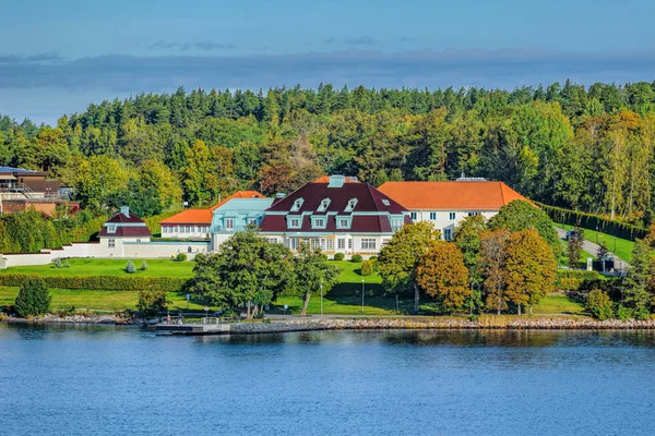 Vacker pittoresk privat strandnära herrgård i skargard (ar — Stockfoto