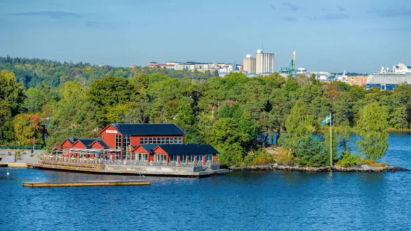 Traditional swedish falun red wooden houses and piers on Fjaderh — Stock Photo, Image