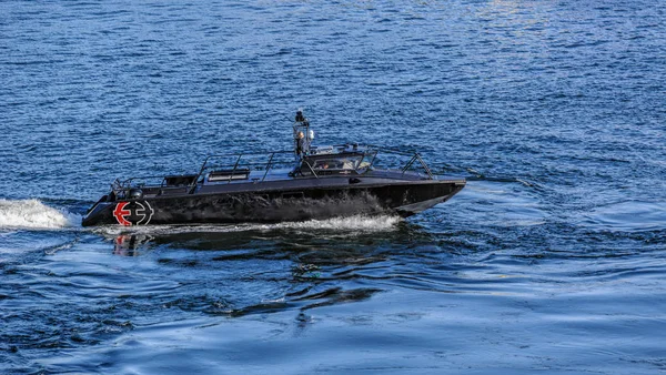 Ancien navire de combat, aujourd'hui le bateau charter Korpen, passe en cours dans les eaux de la baie de Saltsjn de la mer Baltique . — Photo