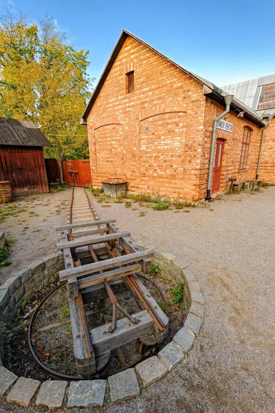 Eski paslı ahşap pervane, el yapımı tren platformunda. — Stok fotoğraf