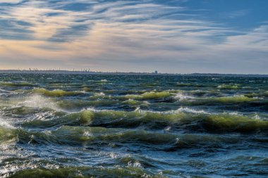 Güneşli bir günde rüzgarla dalgalanan fırtınalı deniz dalgaları..