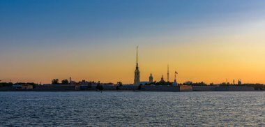 Petropavlovskaya (Peter ve Paul) kalesi ve Zayachy Adası 'ndaki Ortodoks Peter ve Paul Katedrali' nin gündoğumu beyaz yaz gecesinden sonra. Saint-Petersburg, Rusya
