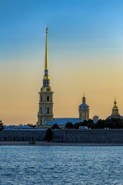 Zayachy Adası 'ndaki Petropavlovskaya (Peter ve Paul) kalesi ve ortodoks Peter ve Paul Katedrali' nin gündoğumu beyaz yaz gecesinden sonra görülür. Saint-Petersburg, Rusya