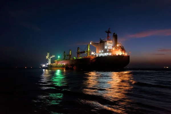 Nachtelijke Belading Van Bauxiet Aluminiumerts Van Het Mini Bulkschip Feeder — Stockfoto