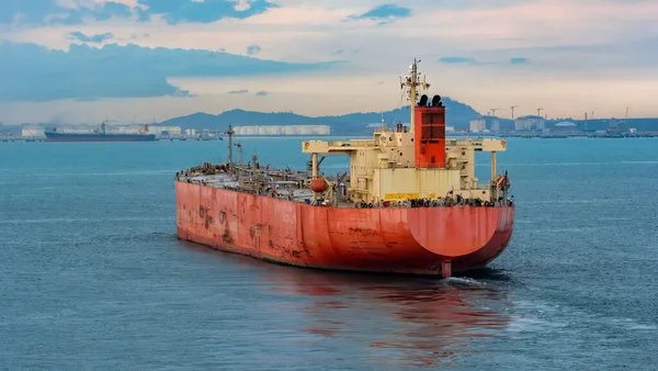 Petrol Tankeri Pengerang Deepwater Petrol Terminaline Yaklaşıyor — Stok fotoğraf