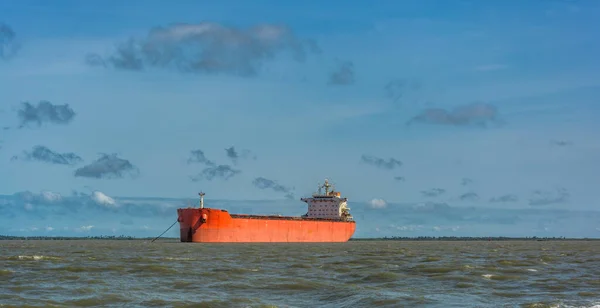 Buque Granelero Está Esperando Carga Mineral Bauxita Los Alimentadores Fondeadero —  Fotos de Stock