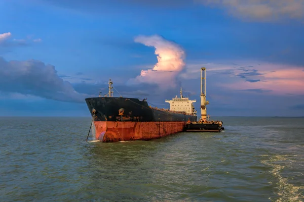 Transportador Guindaste Flutuante Para Carregar Minério Alumínio Bauxita Navio Mini — Fotografia de Stock