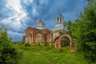 Krapivno, Gdovsky Bölgesi, Pskov Bölgesi 'ndeki Krapivno köyünde kısmen tahrip edilmiş üç kollu, beş kubbeli, üç katlı St. Nicholas Ortodoks Kilisesi..