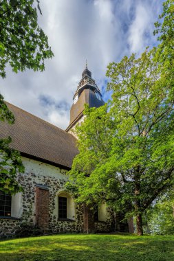 Barok tarzı Loustarikirkko ortaçağ taş manastırı. Güneşli yaz gününde. Naantali, Finlandiya.